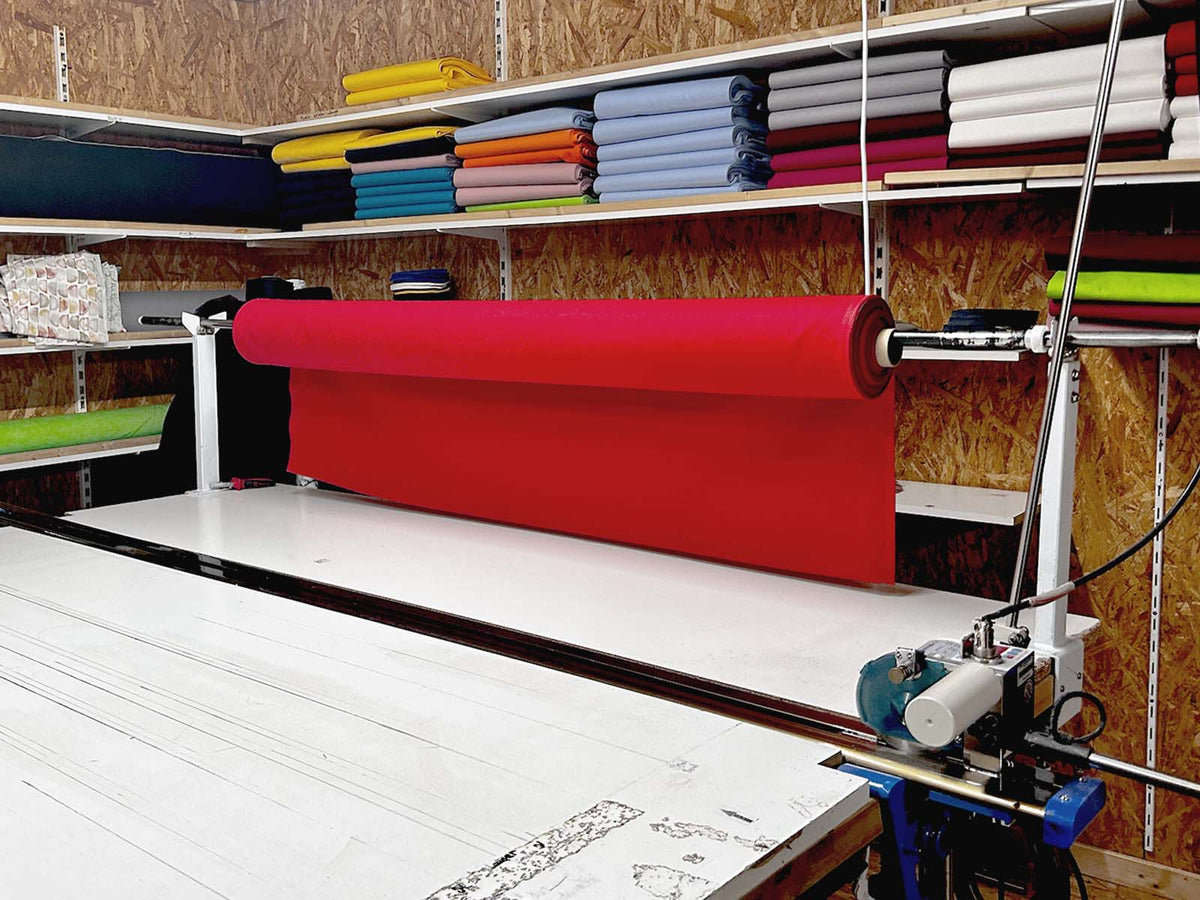 – Stoffauswahl und stoffrollen im Nähatelier von beties Heimtextil