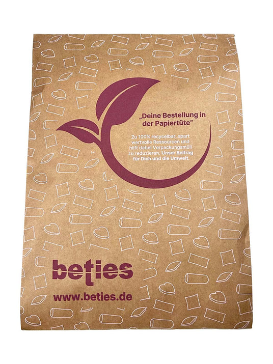 Eine braune Papiertüte mit weißen Symbolmustern und einer Blattgrafik, auf weißem Hintergrund. Mittig ist ein weißer Text plaziert mit einer Roten Überschrift.  Die Marke beties und die Website www.beties.de sind am unteren Rand aufgedruckt.