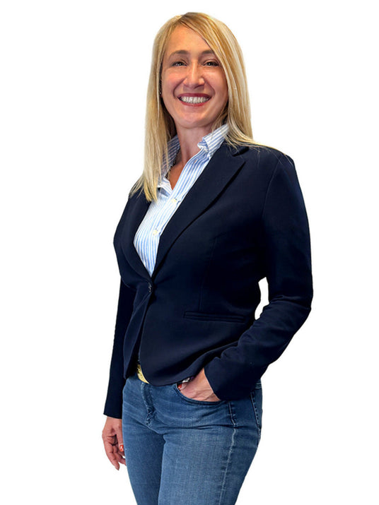 Portrait von der Geschäftsführerin Bettina Ruepp mit einer blauen Anzugsjacke und einer blauen Jeanse