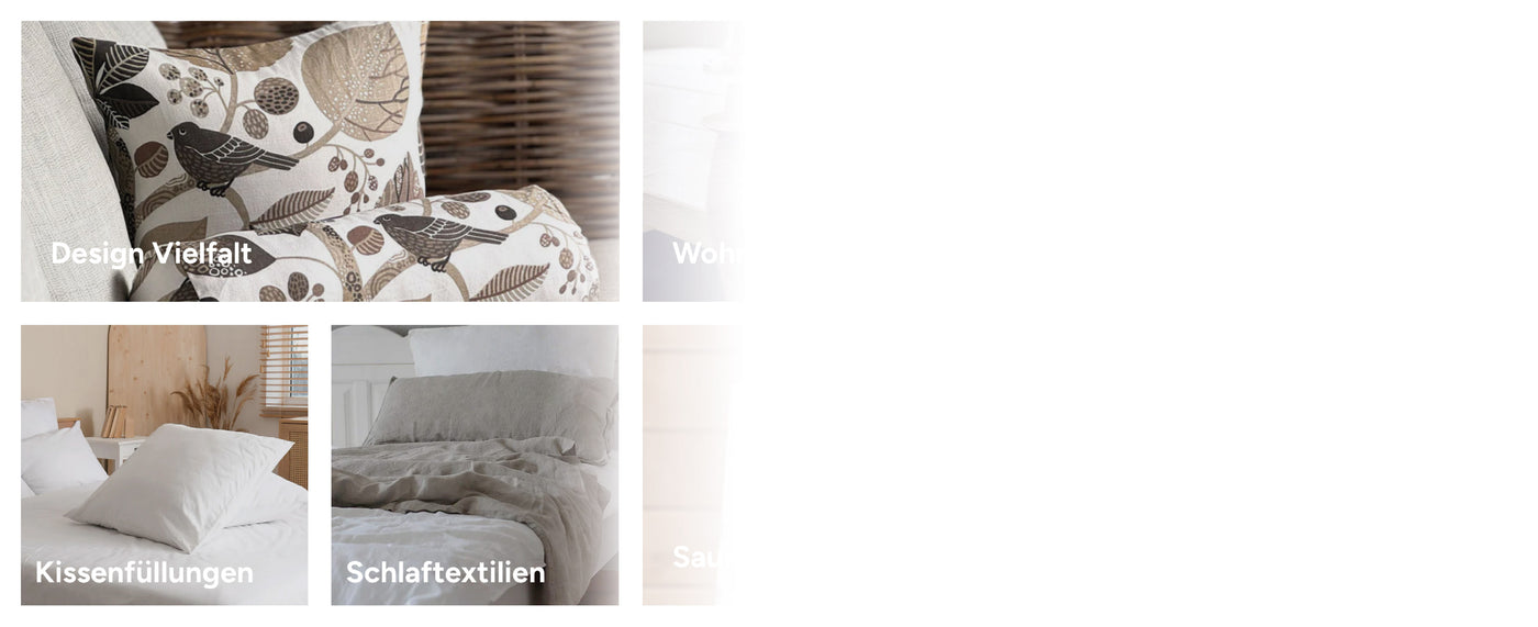 Vier Bilder zeigen Heimtextilien: gemusterte Kissen auf einem Stuhl, weiße Kissen auf einem Bett, beige Bettwäsche und ein gemütliches Wohnzimmer. Die deutschen Textetiketten lauten "Design Vielfalt", "Kissenfüllungen" und "Schlaftextilien". Die rschte Seite des Bildes verschwindet in weiß.