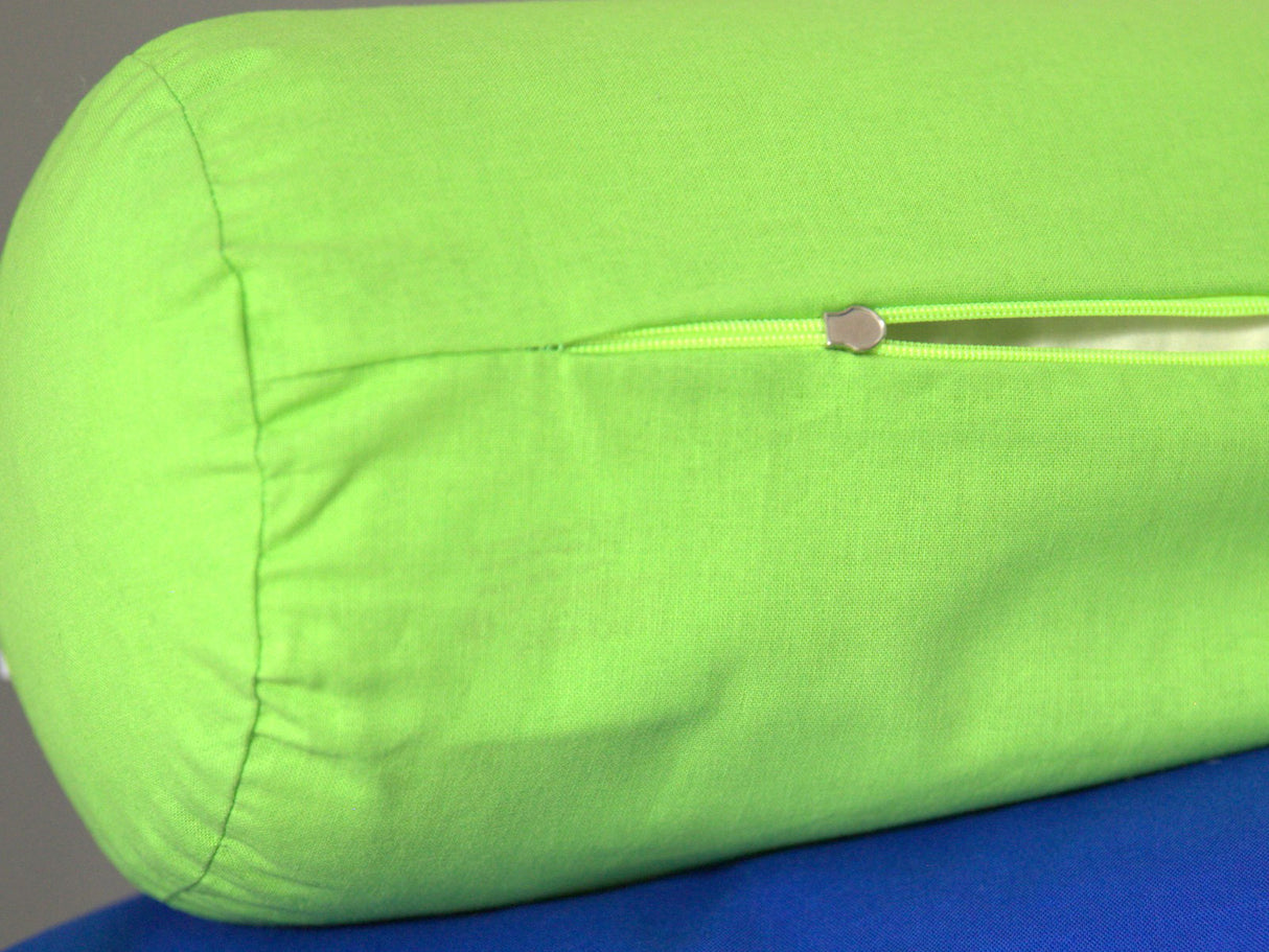 Nahaufnahme des nahtverdeckten Reissverschlusses mit Waescheschieber an einem gruenen Rollenbezug