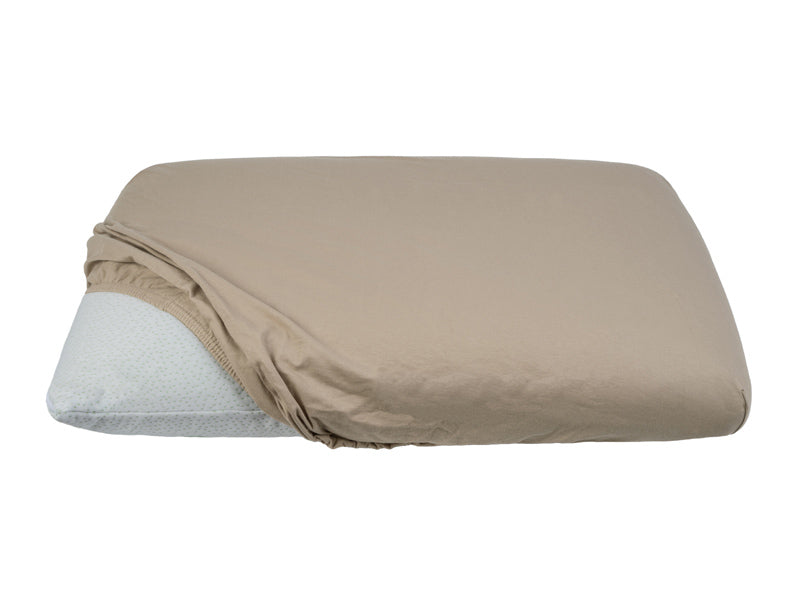 Teilweise bezogenes Kopfkissen mit einem beigen Kopfkissen-Spannbezug auf einem weissen Hintergrund.