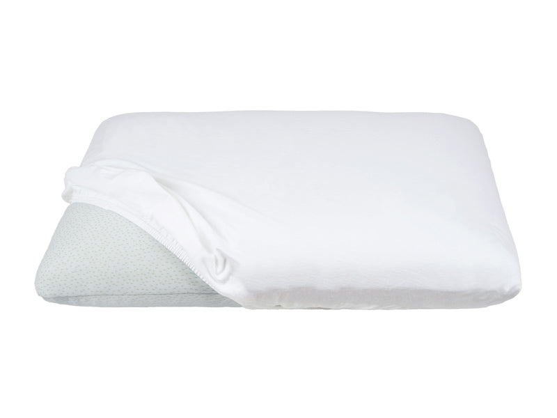Teilweise bezogenes Kopfkissen mit einem weissen Kopfkissen-Spannbezug auf einem weissen Hintergrund.