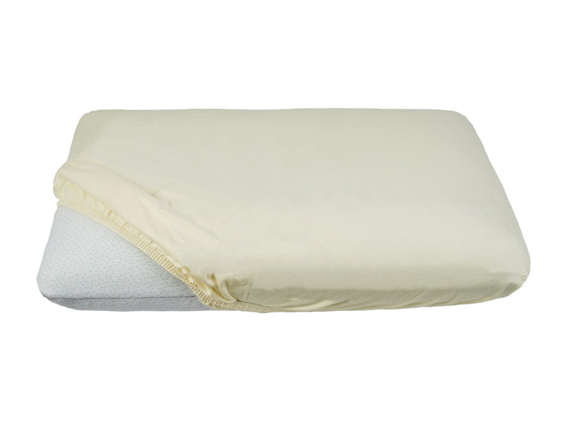 Teilweise bezogenes Kopfkissen mit einem hellbeigen Kopfkissen-Spannbezug auf einem weissen Hintergrund.