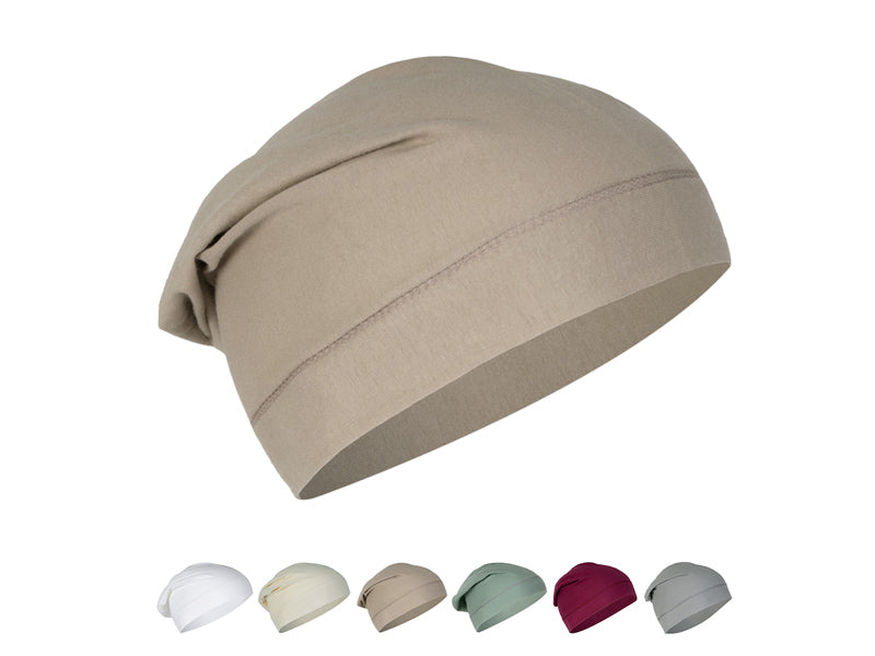 Beige Beanie-Muetze auf einem weissen Hintergrund. Darunter eine Reihe mit Beanie-Muetzen in den Farben Weiss, Hellbeige, Beige, Gruen, Weinrot ind Grau