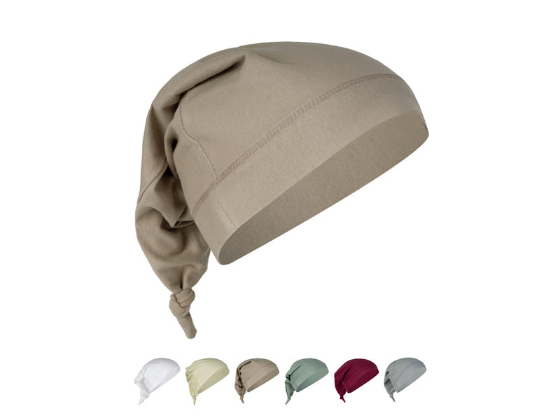 Beige Beanie-Zipfel-Muetze auf einem weissen Hintergrund. Darunter eine Reihe mit Beanie-Zipfelmuetzen in den Farben Weiss, Hellbeige, Beige, Gruen, Weinrot ind Grau