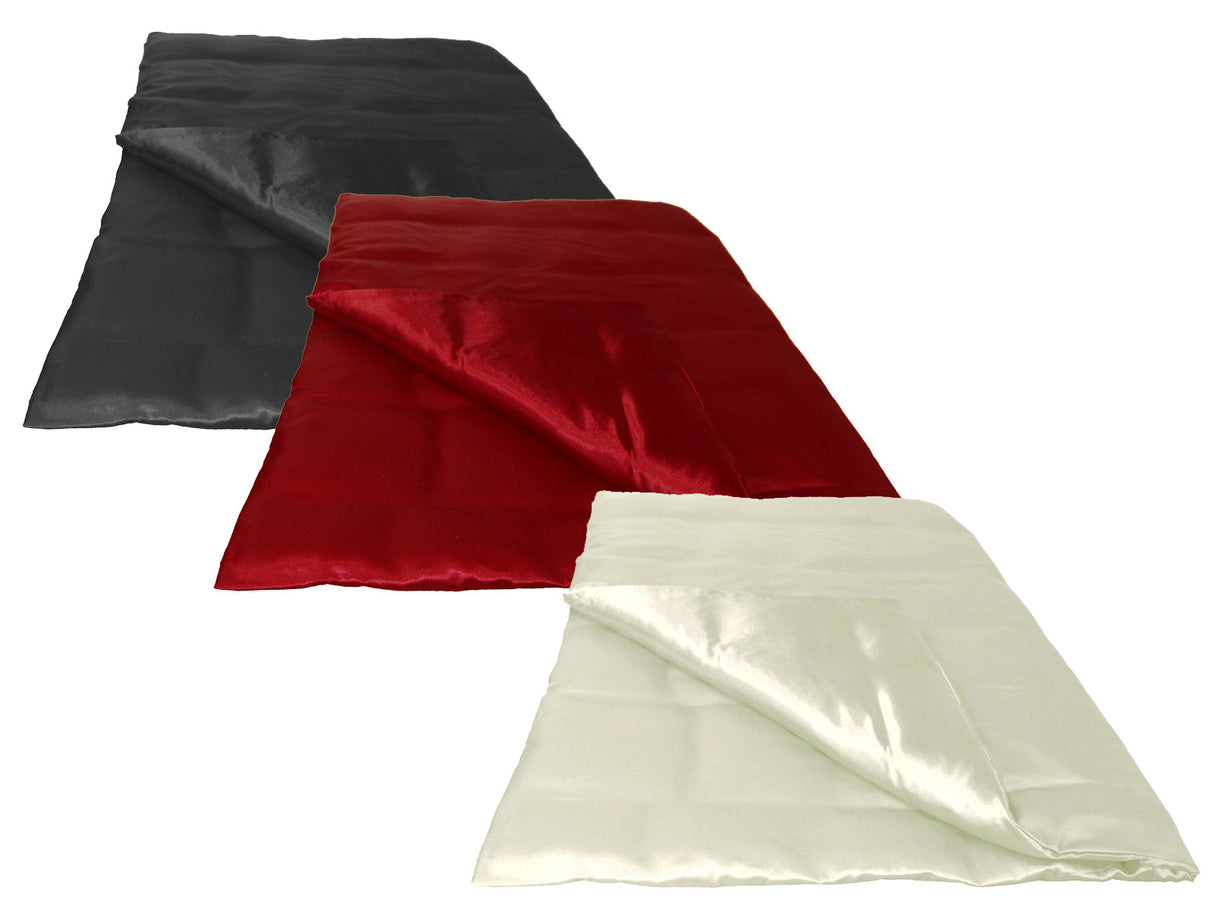 Drei Bettdecken auf weissem Hintergrund. Bezogen sind sie mit je einem Glanz Satin Bettbezug in den Farben Schwarz, Rot und champagner.