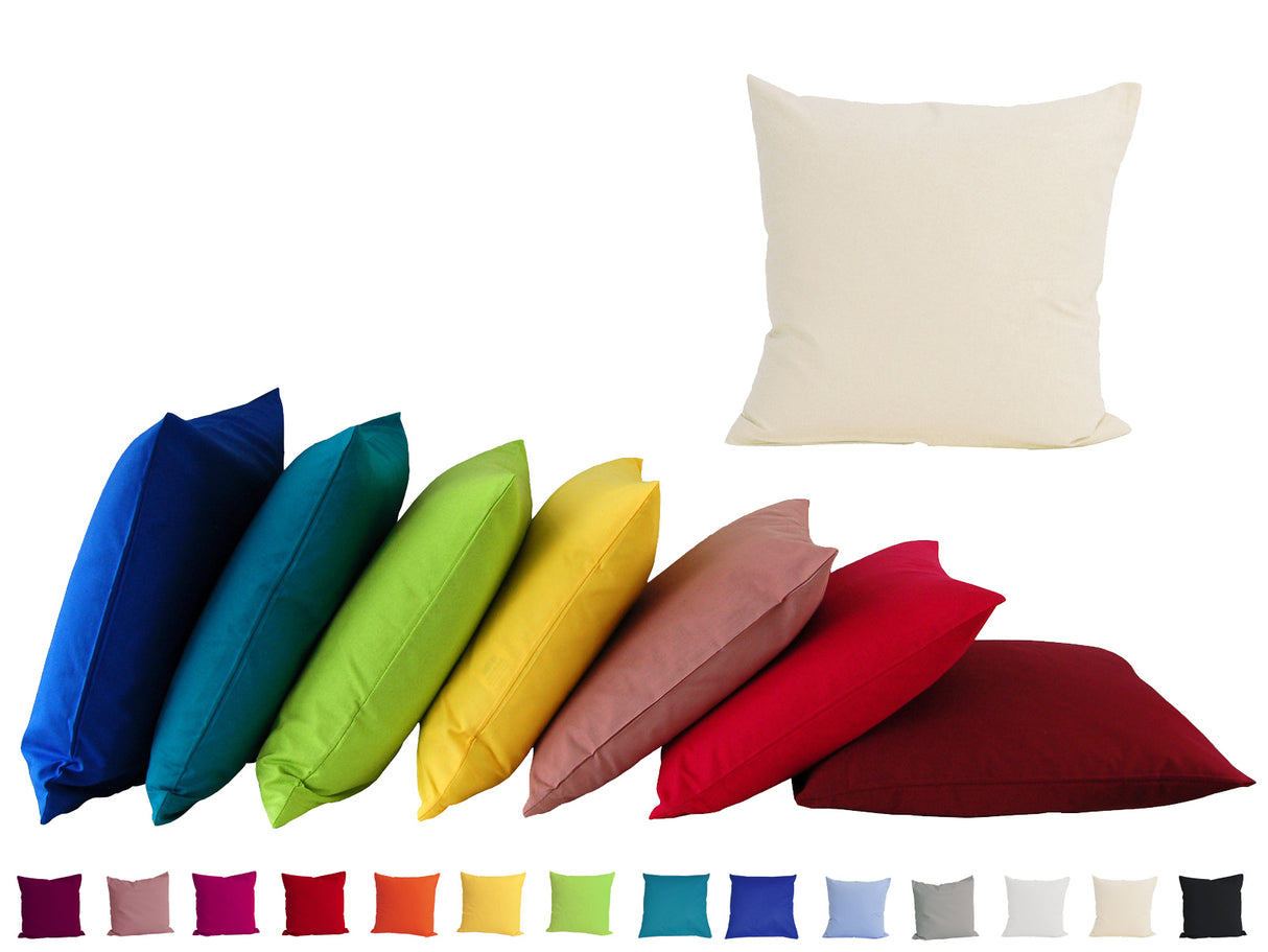 Ein hellbeiges, quadratisches Kissen auf einem weissen  Hintergrund. Darunter ist eine Kissenreihe mit Kissenbezuegen in den kraeftigen Farben royal-blau, petrol, apfelgruen, gelb, altrosa, rot und hibiskus.