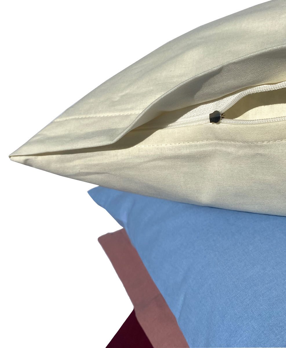 Nahaufnahme des verdeckten Reissverschlusses mit Waescheschieber an einem naturfarbenen Kissenbezug