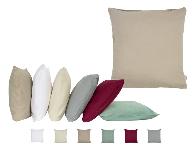 Beiges, quadratisches Kissen auf einem weissen Hintergrund. Darunter ist eine Kissenreihe mit Kissenbezuegen in den Farben Beige, Weiss, Natur, Hellgrau, Weinrot und Gr�n.