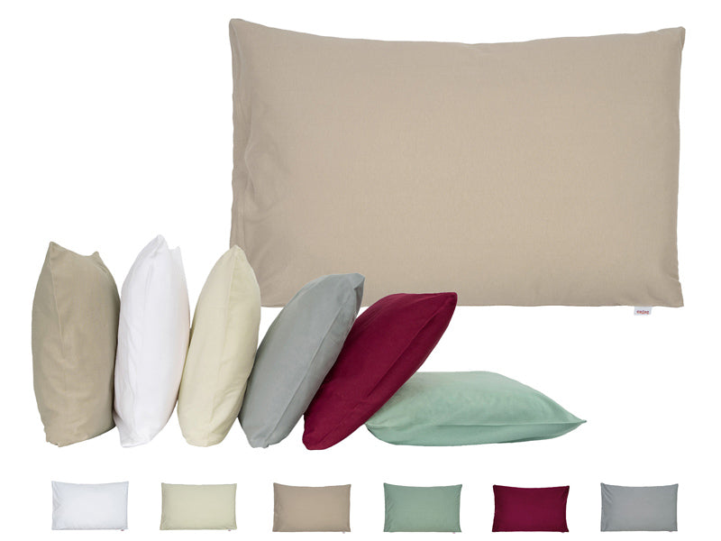 Beiges, rechteckiges Kissen auf einem weissen Hintergrund. Darunter ist eine Kissenreihe mit Kissenbezuegen in den Farben Beige, Weiss, Natur, Hellgrau, Weinrot und Gr�n.