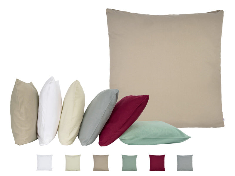 Beiges, quadratisches Kissen auf einem weissen Hintergrund. Darunter ist eine Kissenreihe mit Kissenbezuegen in den Farben Beige, Weiss, Natur, Hellgrau, Weinrot und Gr�n.