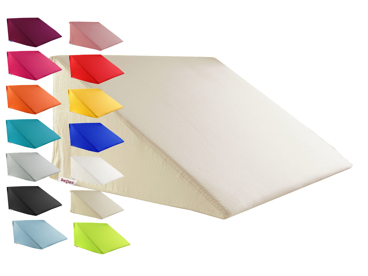 Ein hellbeiges Keilkissen auf einem weissen Hintergrund. Daneben sind Keil-Kissenbezuegen in den kraeftigen Farben royal-blau, petrol, apfelgruen, gelb, altrosa, rot, pink, orange, grau, weiss, hellblau, hellbeige, schwarz und hibiskus.