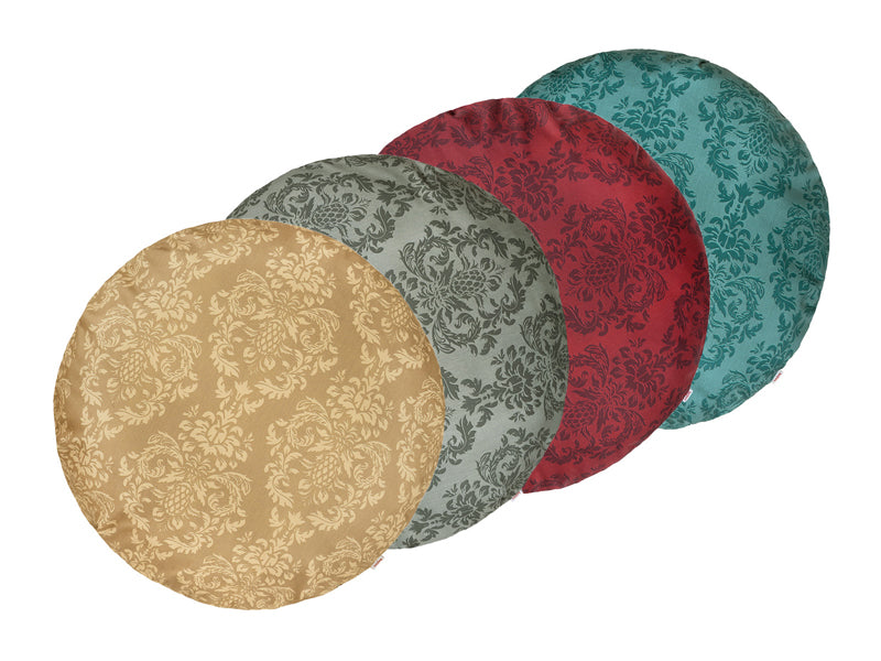 Vier runde Kissen hintereinander, bezogen mit Kissenbezuegen in den Farben Beige, Grau, Rot und Petrol. Bedruckt sind die Bezuege mit barocken Ornamenten in der jeweiligen Farbe, nur etwas dunkler.