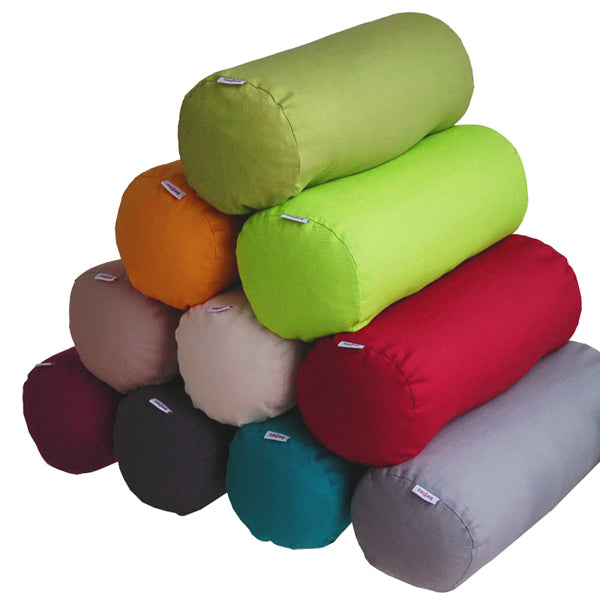 Berg mit zehn Nackenrollen. Bezogen mit einfarbigen Nackenrollenbezuegen in den Farben Apfelgruen, Gruen, Petrol, Gelb, Rot, Weinrot, Dunkelgrau, Grau, Hellbraun und Beige.