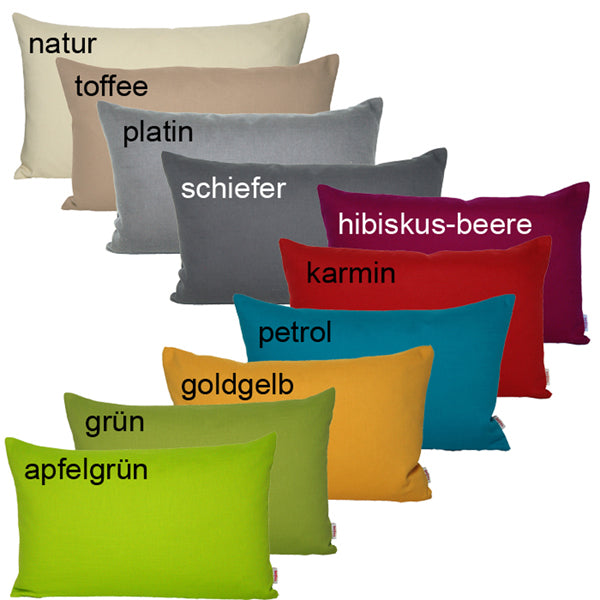 Reihe mit zehn rechteckigen Kissen. Bezogen mit einfarbigen Kissenbezuegen in den Farben Apfelgruen, Gruen, Petrol, Goldgelb, Karmin, Hibiskus-Beere, Schiefer, Platin, Toffee und Natur.