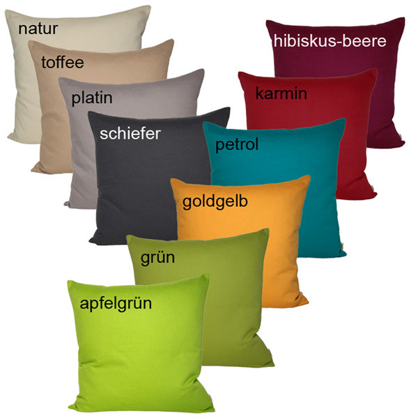 Reihe mit zehn quadratischen Kissen. Bezogen mit einfarbigen Kissenbezuegen in den Farben Apfelgruen, Gruen, Petrol, Goldgelb, Karmin, Hibiskus-Beere, Schiefer, Platin, Toffee und Natur.