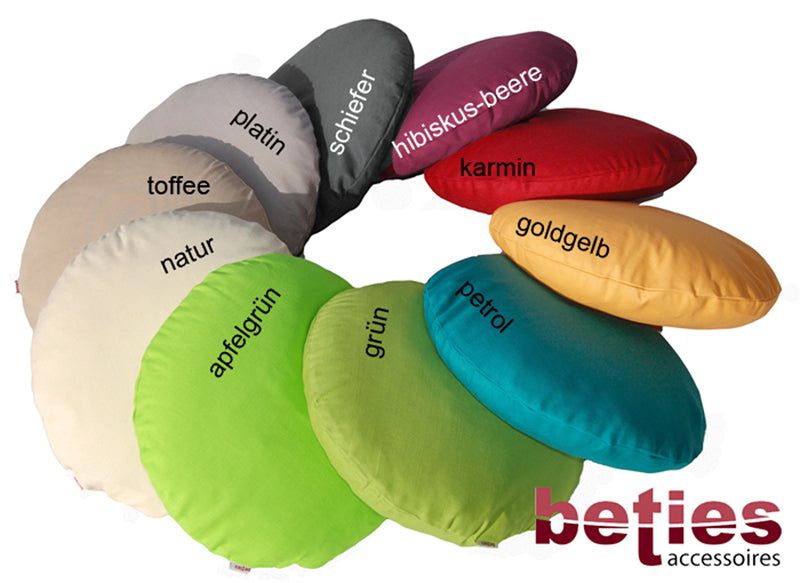 Kreis mit zehn runden Kissen. Bezogen mit einfarbigen Kissenbezuegen in den Farben Apfelgruen, Gruen, Petrol, Goldgelb, Karmin, Hibiskus-Beere, Schiefer, Platin, Toffee und Natur.