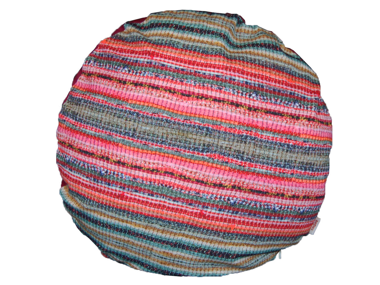 Gestreifter, runder Wende-Kissenbezug. Die Vorderseite ist gestreift in verschiedenen rot, rosa, gruen und blau Tönen. Die Rueckseite ist uni hibiskus-weinrot.