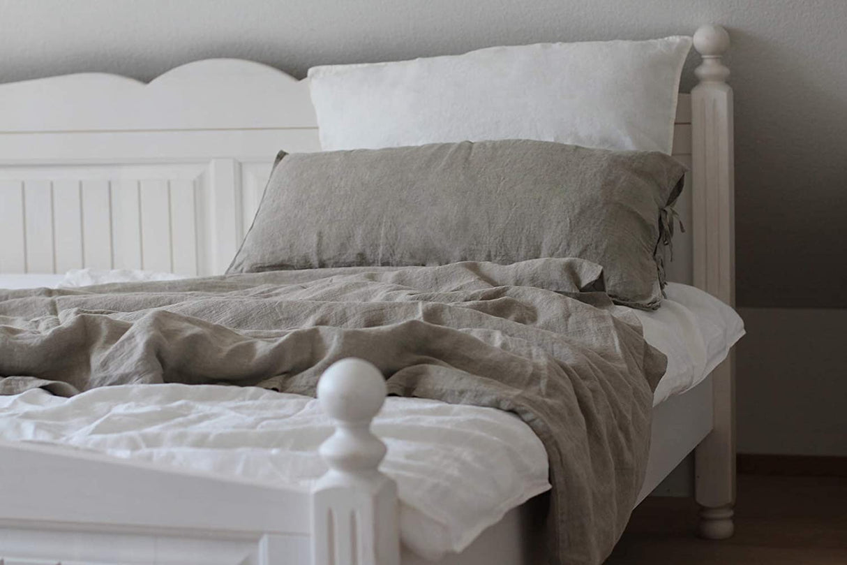 Leinen Bettwäsche in taupe und weiß i Bett liegend
