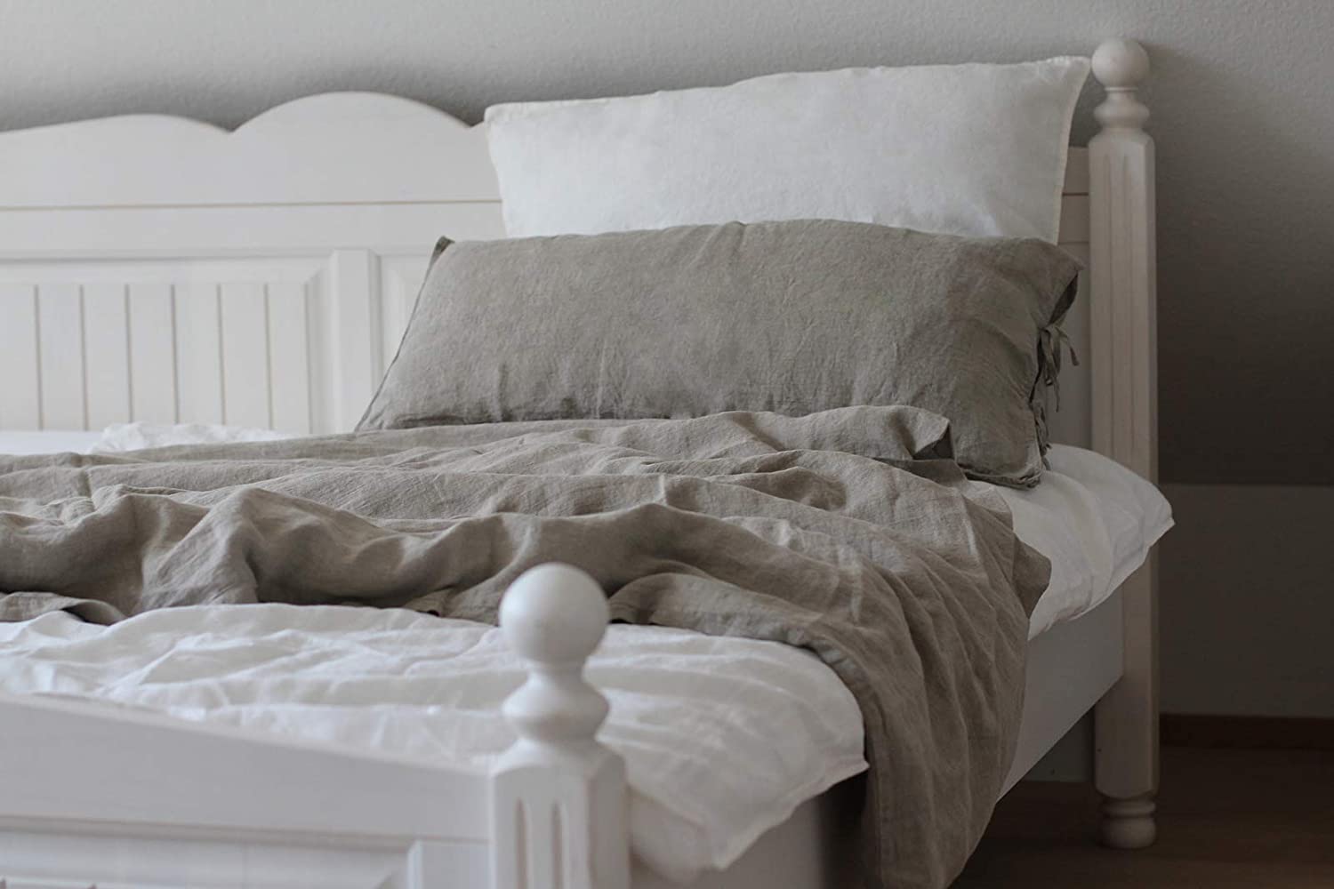 Leinen Bettwäsche in taupe und weiß i Bett liegend
