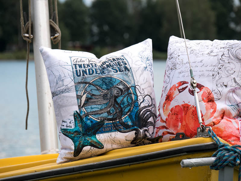 Nautic Kissen auf einem gelben Boot Motive Krebs und Octupus