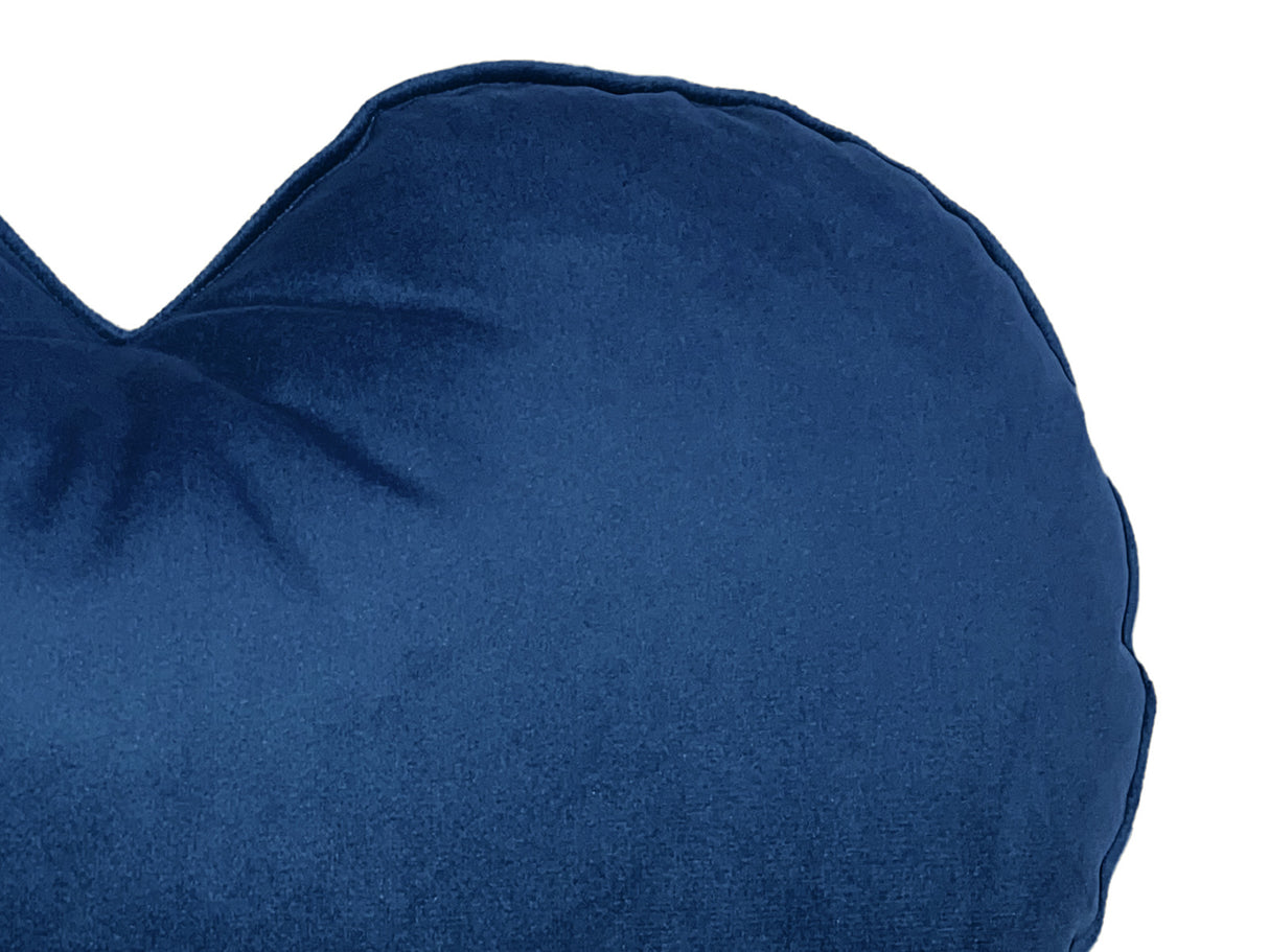 Nahaufnahme von dem Samt Stoff des Herzkissen in der Farbe admiral-blau.