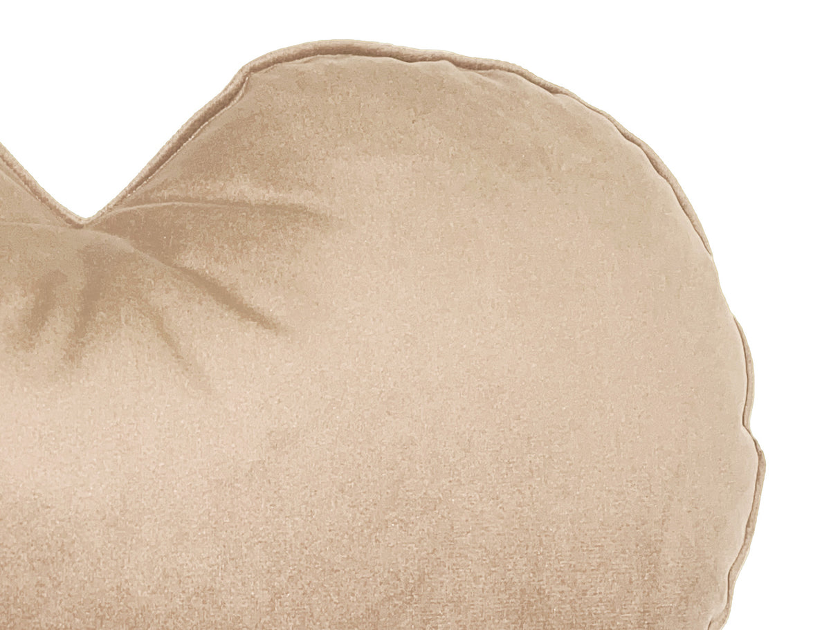 Nahaufnahme von dem Samt Stoff des Herzkissen in der Farbe braun-beige.