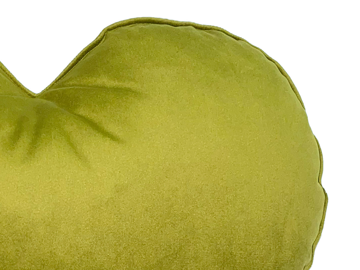 Nahaufnahme von dem Samt Stoff des Herzkissen in der Farbe mai-gruen.