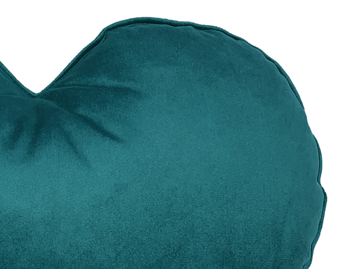 Nahaufnahme von dem Samt Stoff des Herzkissen in der Farbe petrol.