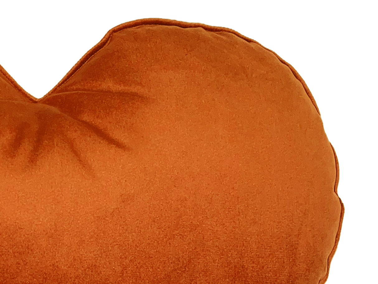 Nahaufnahme von dem Samt Stoff des Herzkissen in der Farbe rost-range.