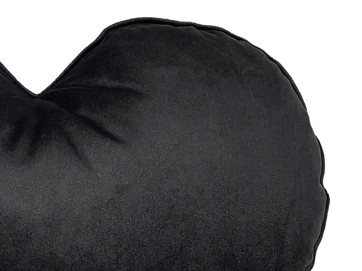 Nahaufnahme von dem Samt Stoff des Herzkissen in der Farbe schwarz.