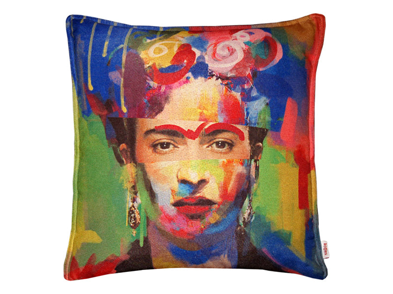 Frontansicht eines bunten Kissenbezugs. Darauf ist im Vordergrund das Portrait einer beruehmten mexikanischen Kuenstlerin abgebildet.