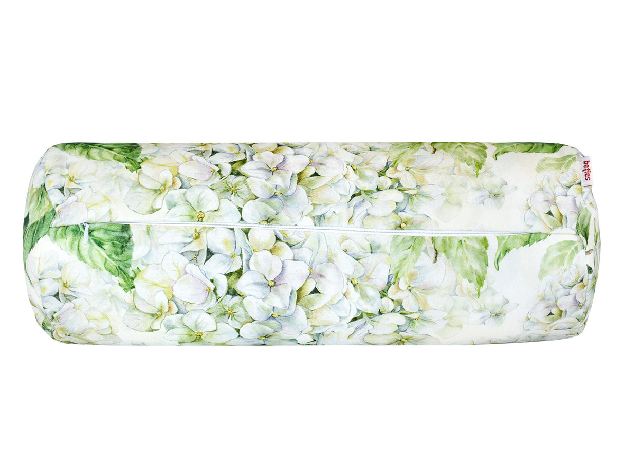 Weisser Bezug für Nackenrollen im Landhausstil, bedruckt mit rosa/pinken Hortensien-Blueten. Ansicht von unten mit geschlossenem Reissverschluss.