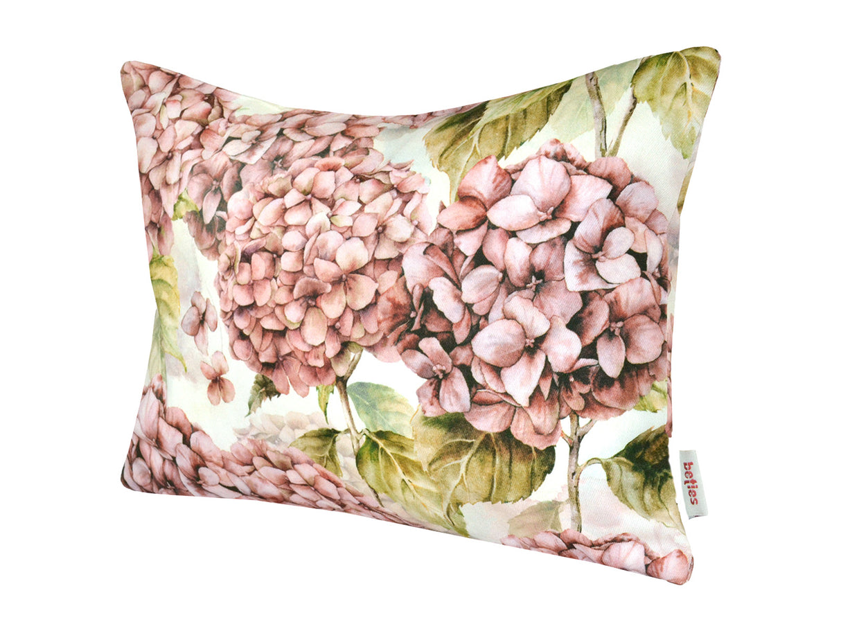 Weisser rechteckiger Kissenbezug im Landhausstil, bedruckt mit rosa/pinken Hortensien-Blueten.