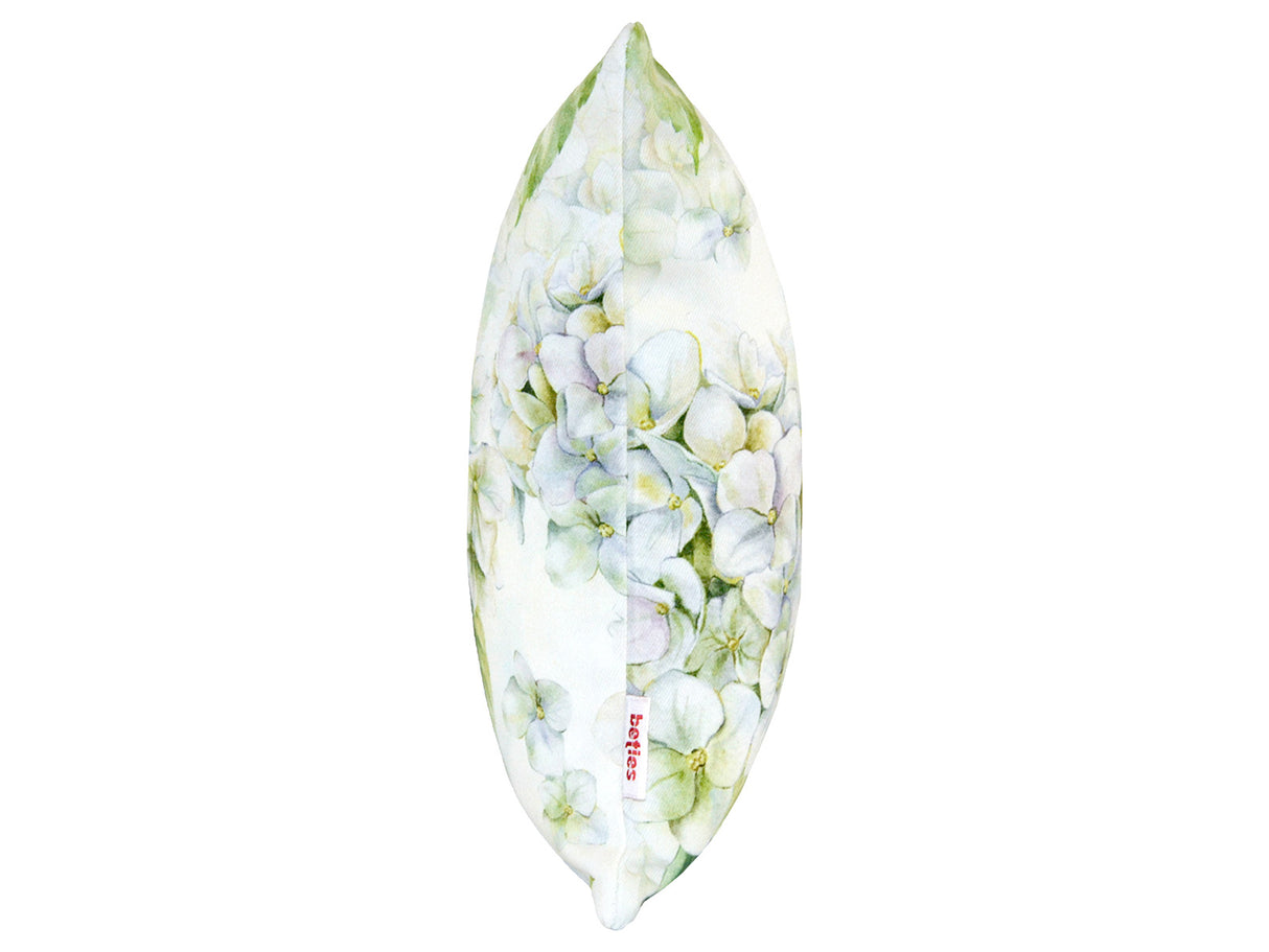 Seitenansicht eines weissen Kissenbezug im Landhausstil, bedruckt mit weissen Hortensien-Blueten.