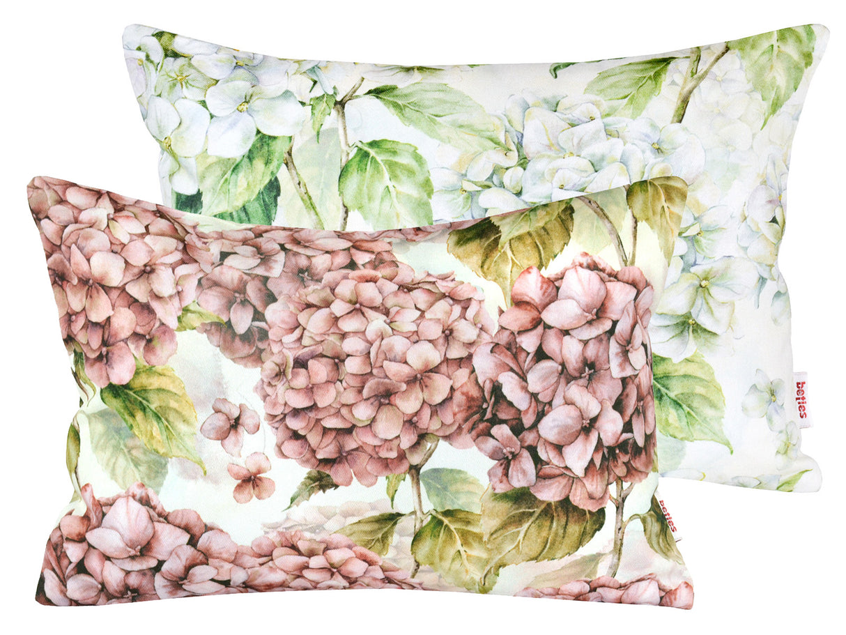Weisse gebluemte Kissenbezuege im Landhausstil, bedruckt mit rosa/pinken oder weissen Hortensien-Blueten.