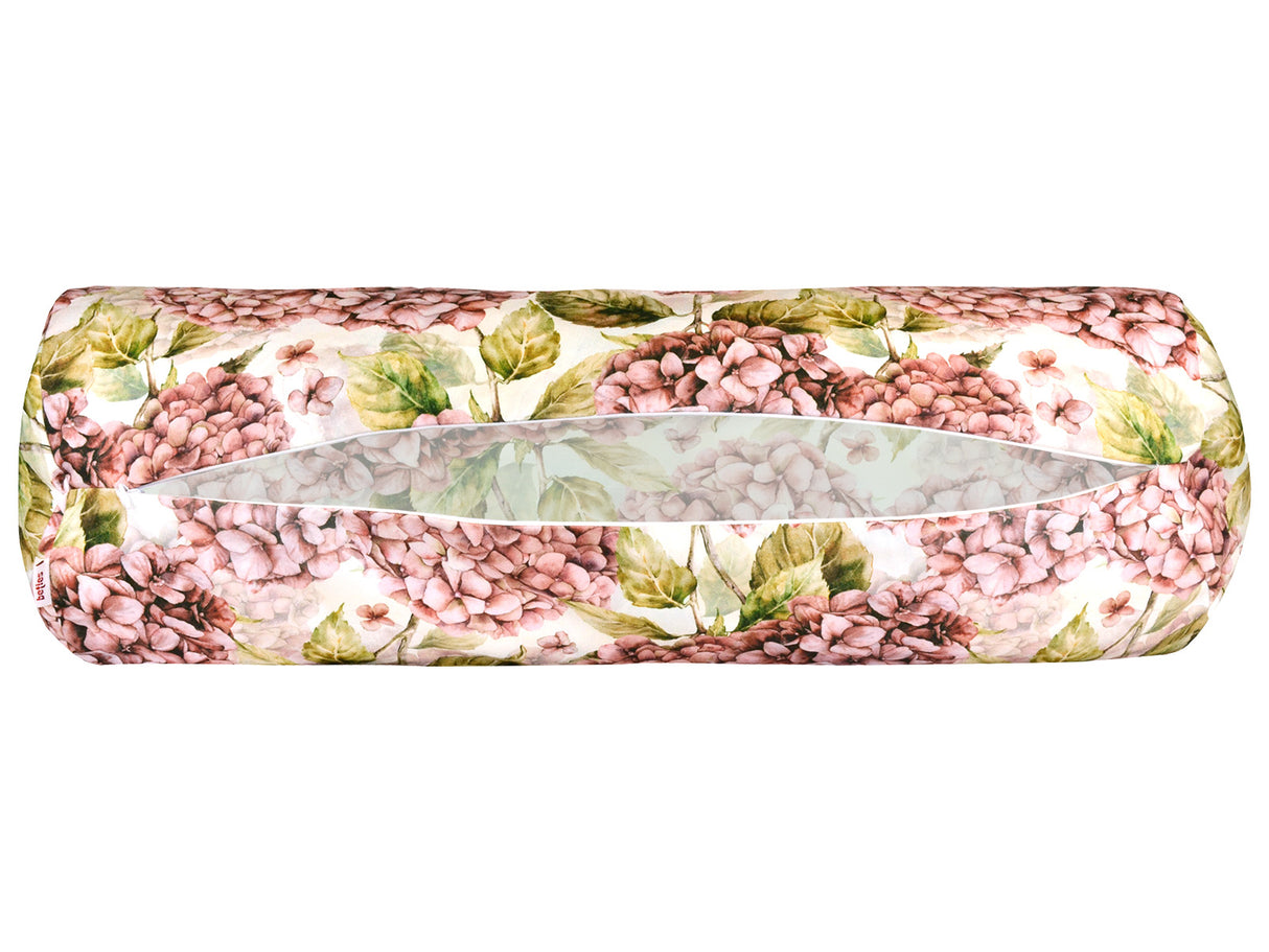 Bezug für Kissen in Rollenform im Landhausstil, bedruckt mit rosa/pinken Hortensien-Blueten. Ansicht von unten mit geoeffnetem Reissverschluss.