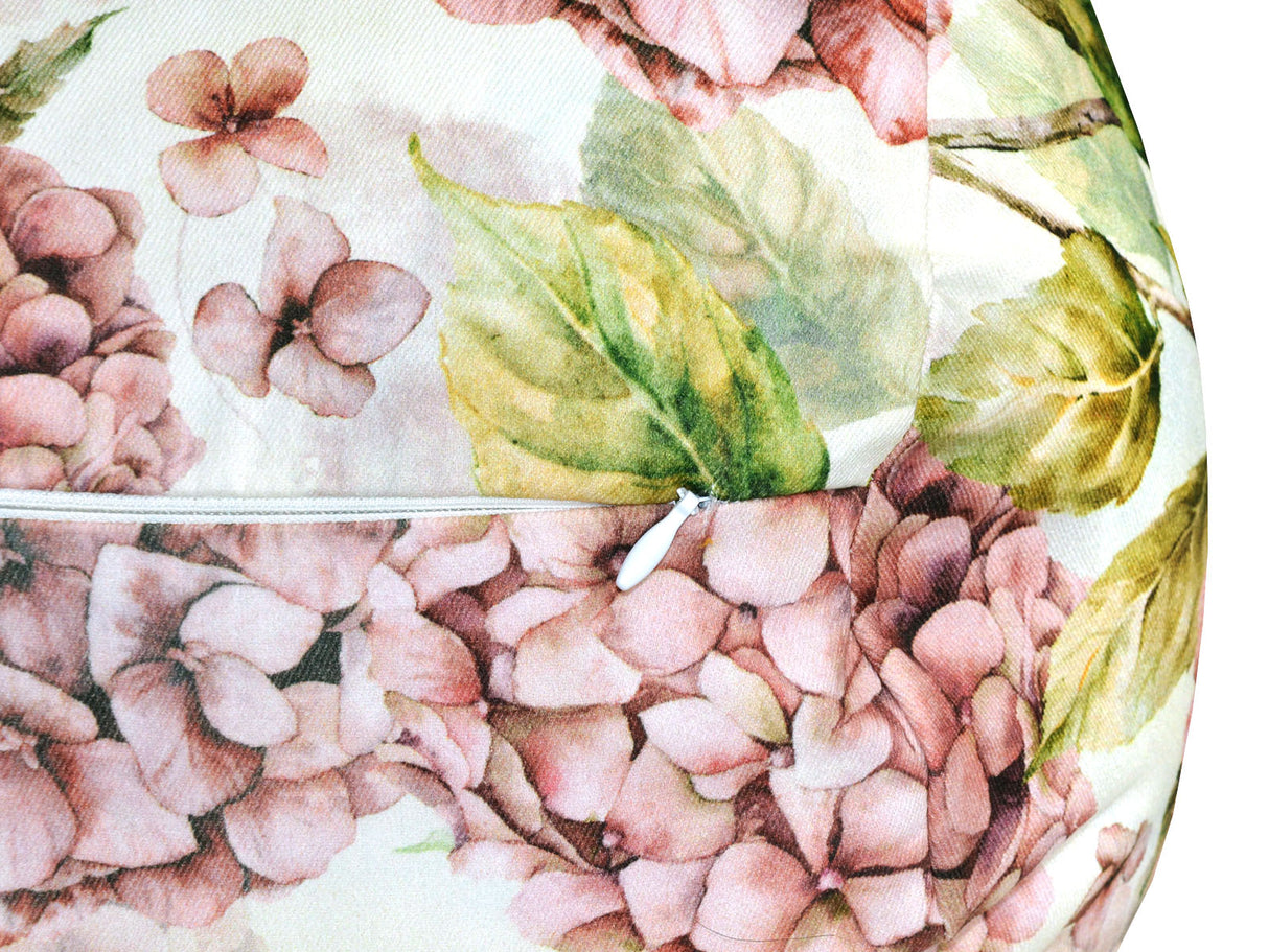 Bezug für Kissen in Rollenform im Landhausstil, bedruckt mit rosa/pinken Hortensien-Blueten. Nahaufnahme des geoeffneten Reissverschluss.