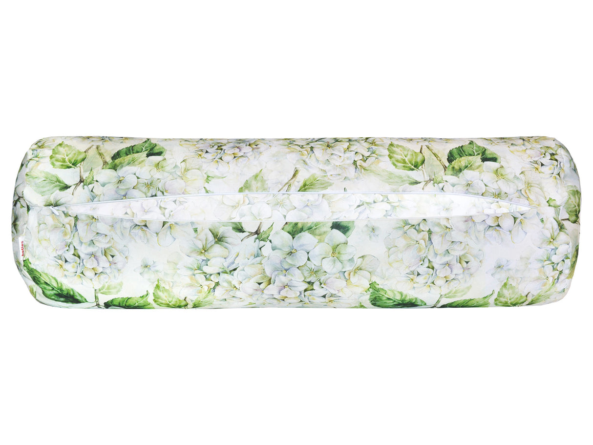 Bezug für Kissen in Rollenform im Landhausstil, bedruckt mit weissen Hortensien-Blueten. Ansicht von unten mit geoeffnetem Reissverschluss.