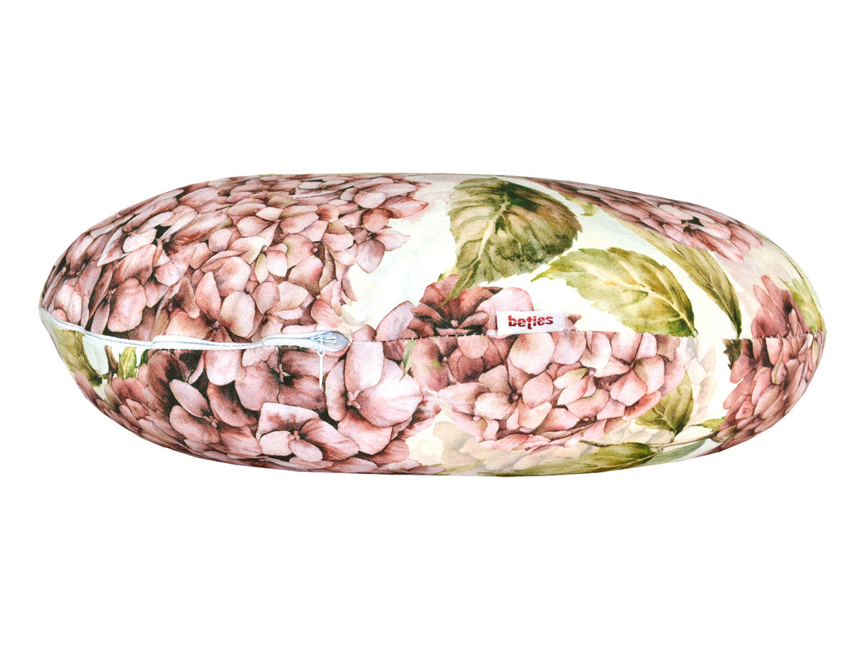 Ansicht eines runden Kissens im Landhausstil von unten mit dem Reissverschlusses, bedruckt mit rosa/pinken Hortensien-Blueten.