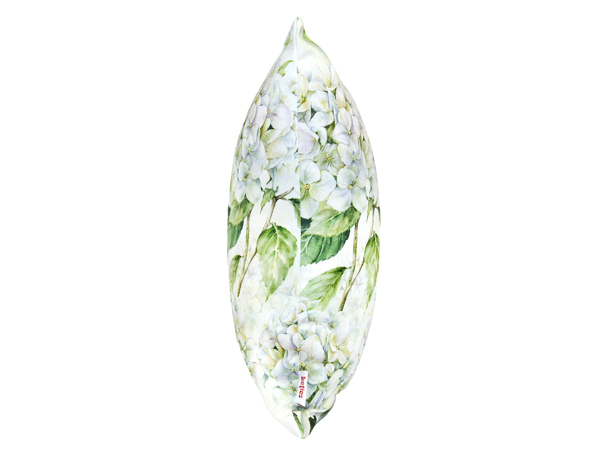 Seitenansicht eines Kissenbezug im Landhausstil, bedruckt mit weissen Hortensien-Blueten.