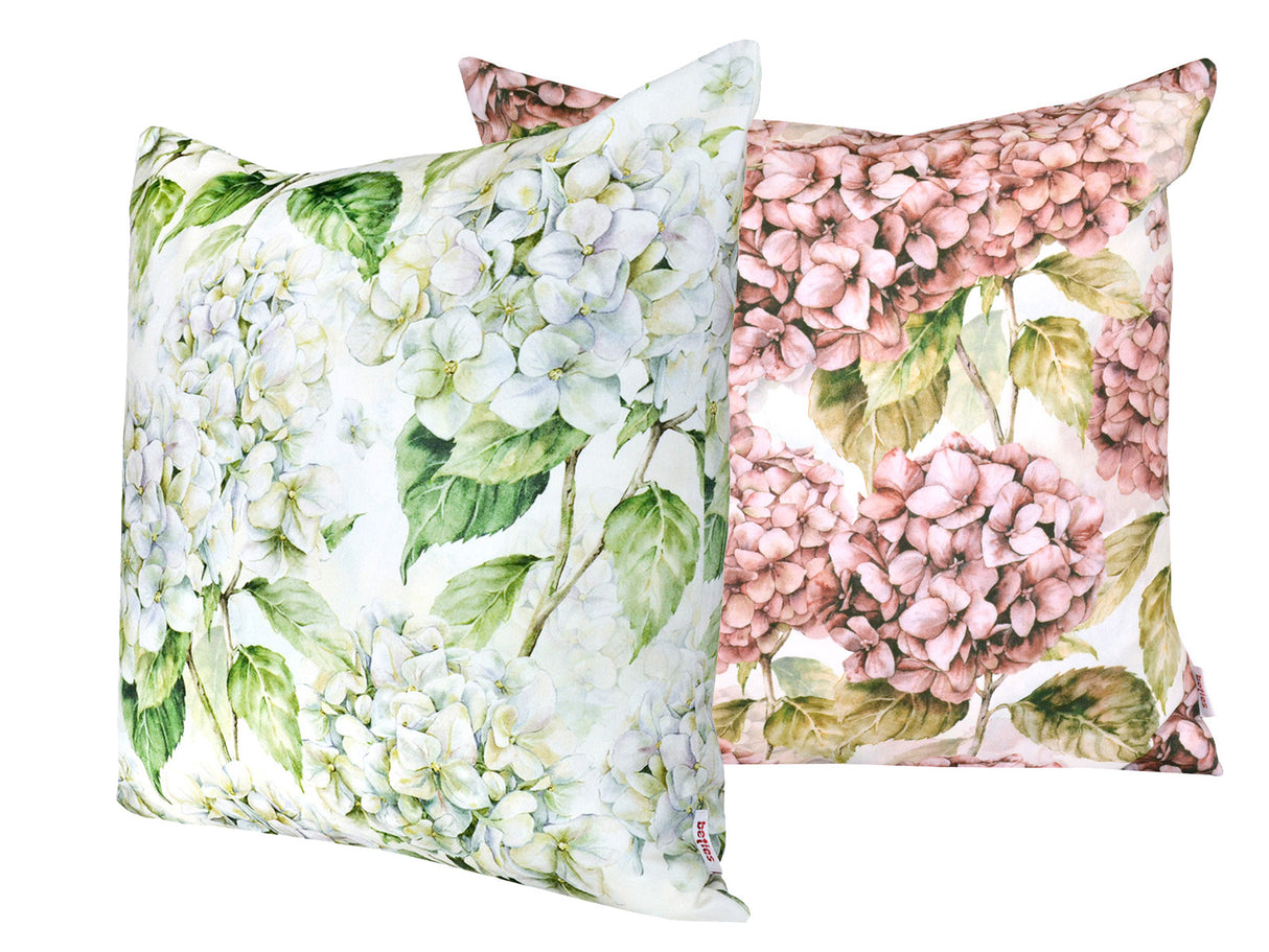 Gebluemte Kissenbezuege im Landhausstil, bedruckt mit rosa/pinken oder weissen Hortensien-Blueten.