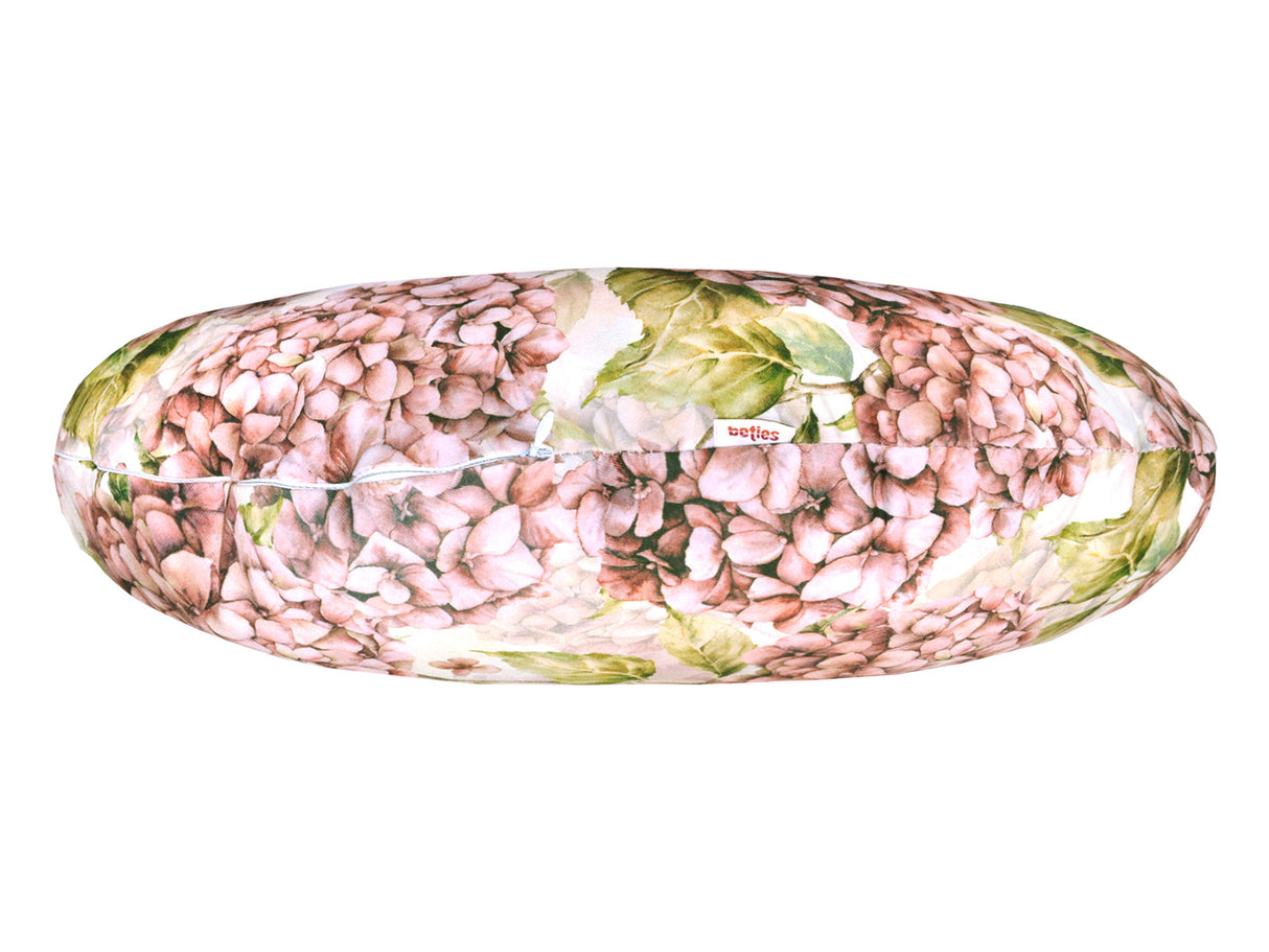 Ansicht eines runden Kissens im Landhausstil von unten mit dem Reissverschlusses, bedruckt mit rosa/pinken Hortensien-Blueten.