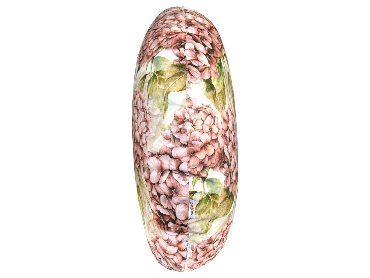 Seitenansicht eines runden Kissenbezug im Landhausstil, bedruckt mit rosafarbenen Hortensien-Blueten.