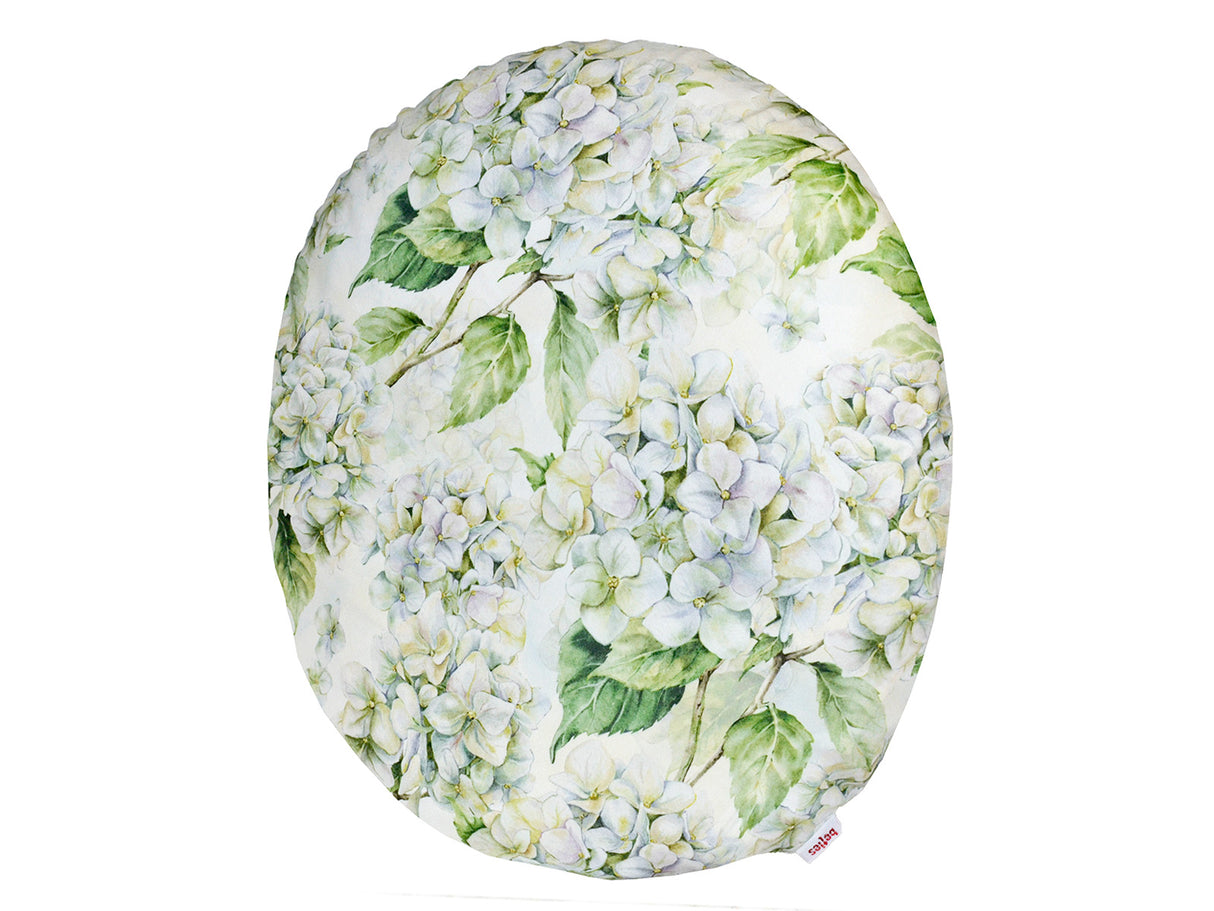 Runder Kissenbezug im Landhausstil, bedruckt mit weissen Hortensien-Blueten.