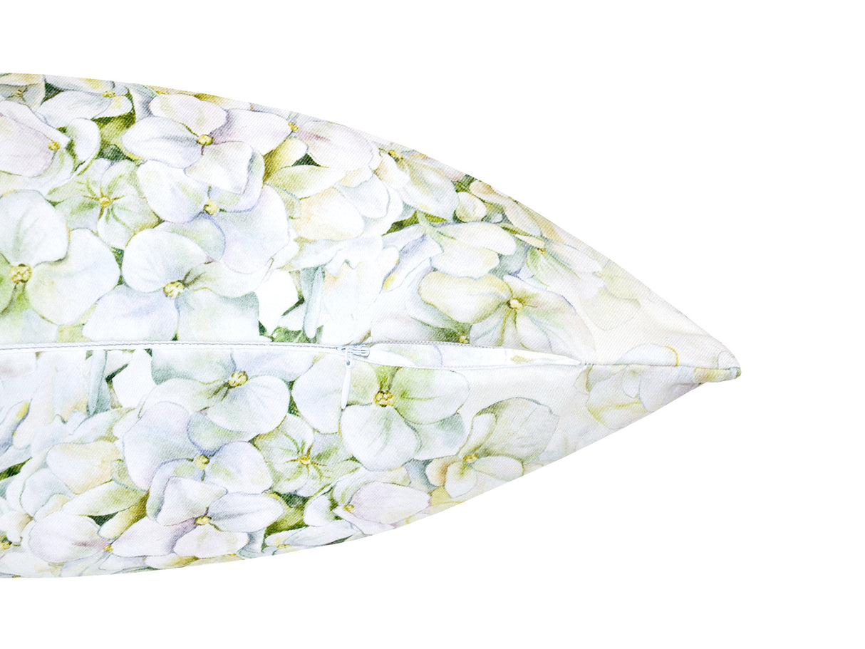 Detailansicht des Reissverschlusses eines Kissenbezug im Landhausstil, bedruckt mit weissen Hortensien-Blueten.