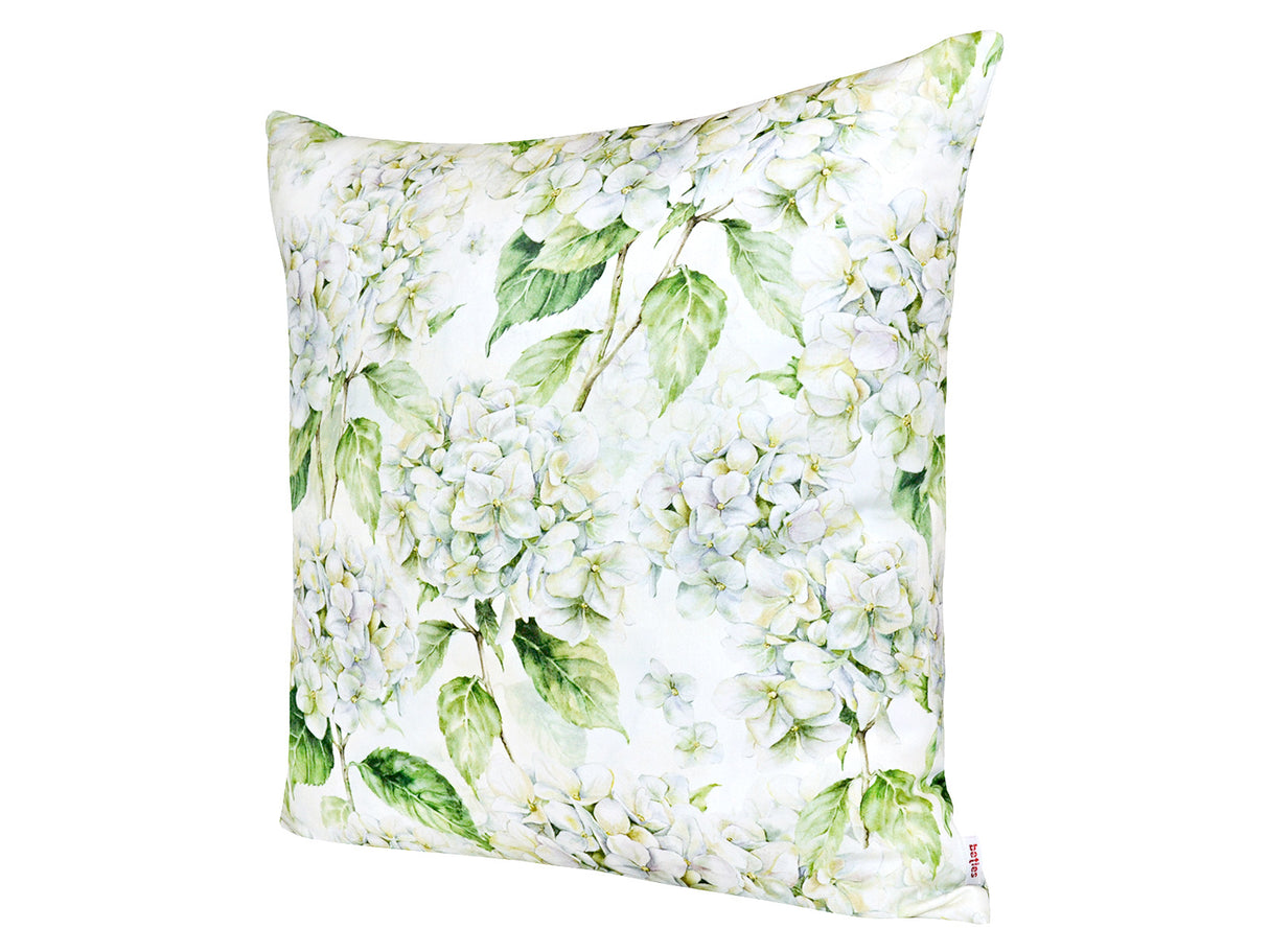 Quadratischer Kissenbezug im Landhausstil, bedruckt mit weissen Hortensien-Blueten.