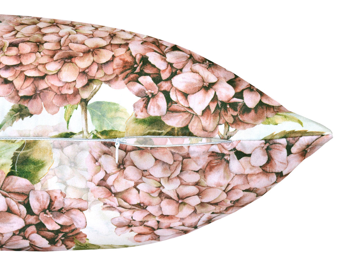 Detailansicht des Reissverschlusses eines Kissenbezuges im Landhausstil, bedruckt mit rosa/pinken Hortensien-Blueten.