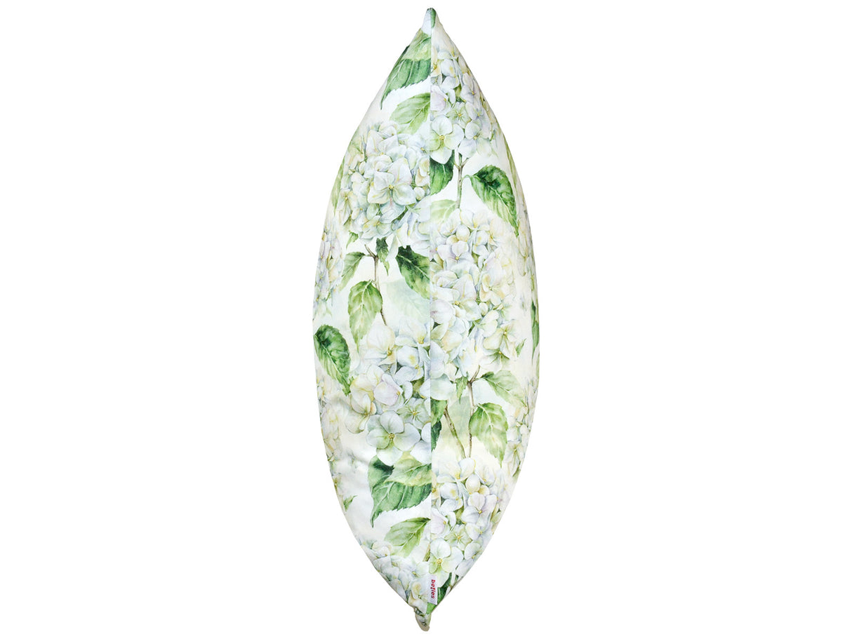 Seitenansicht eines Kissenbezuges im Landhausstil, bedruckt mit weissen Hortensien-Blueten.